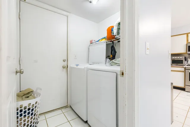 $330,000 | 686 Legends Drive, Carol Stream, IL 60188