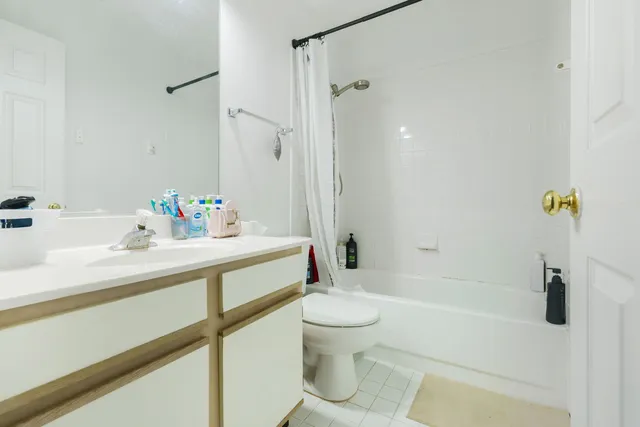 $330,000 | 686 Legends Drive, Carol Stream, IL 60188