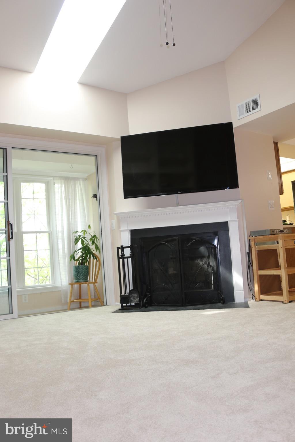 124 Fort Evans Road Southeast, Unit F Leesburg, VA 20175 - Photo 4 of 20 Family Room