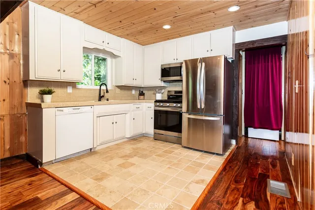 $454,900 | 27941 Rainbow Drive, Lake Arrowhead, CA 92352