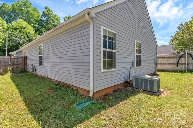a view of a house with backyard