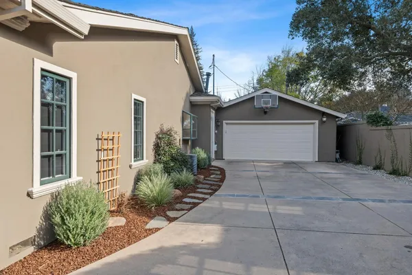 a view of a back yard of the house