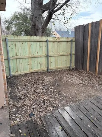 a view of a backyard