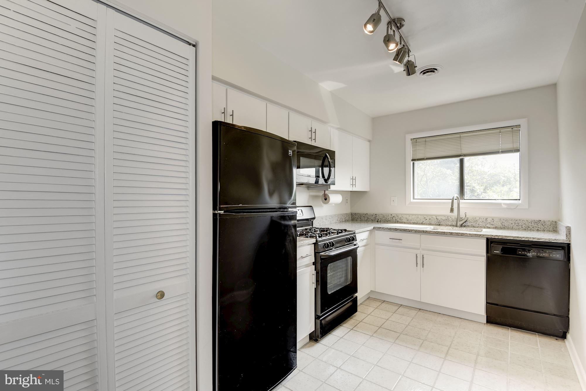 103 Skyhill Road, Unit 8 Alexandria, VA 22314 - Photo 9 of 26 Kitchen