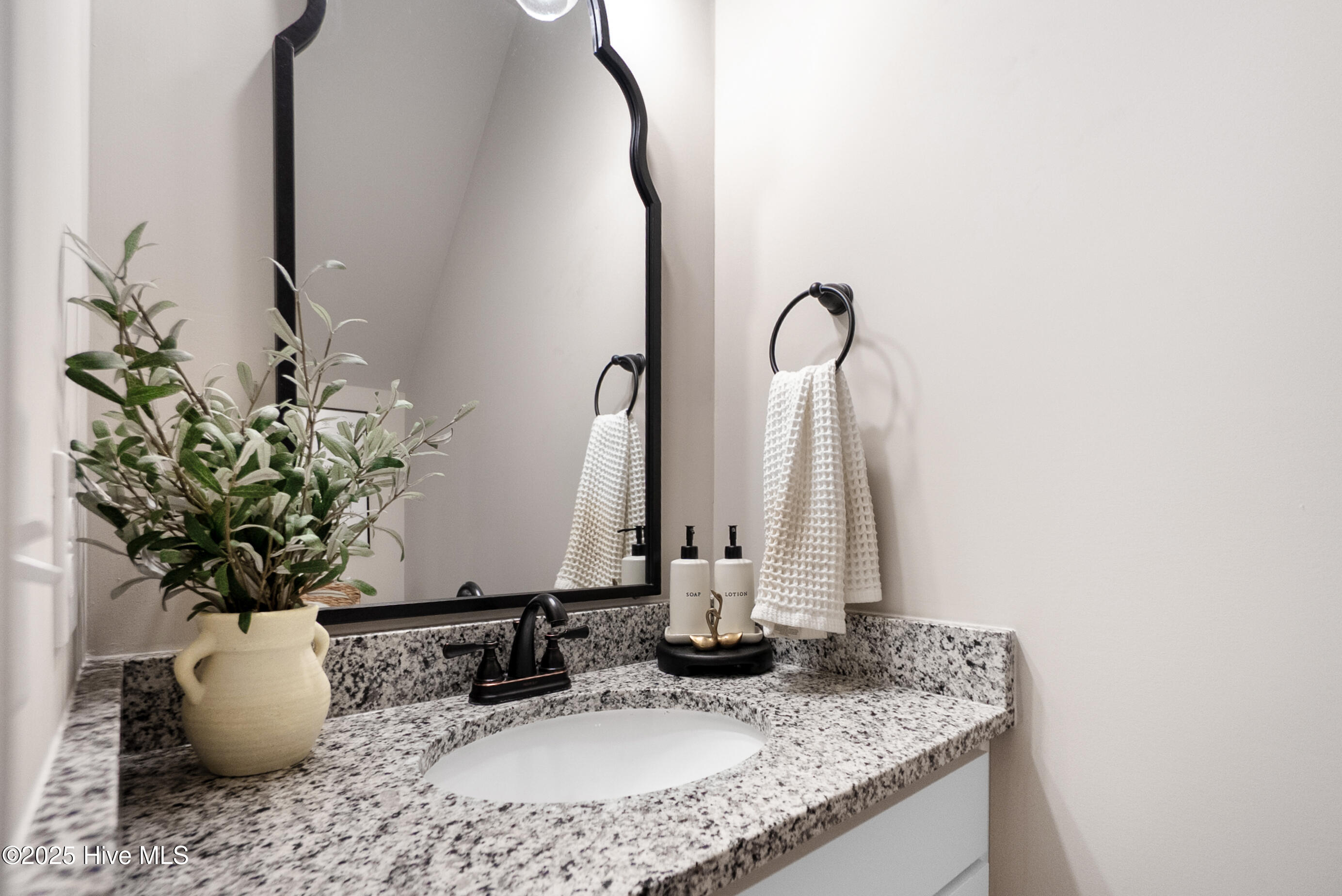 72 Catalina Circle Swansboro, NC 28584 - Photo 8 of 36 Half bath2