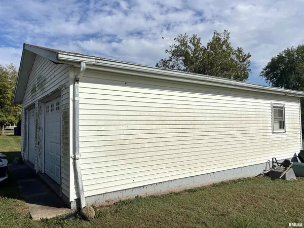 $69,900 | 897 20th Avenue, Roseville, IL 61473