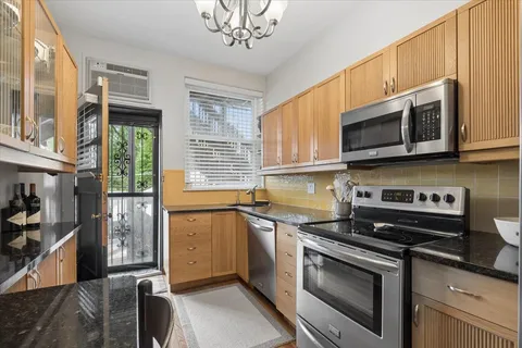 $650,000 | 445 West Fullerton Parkway, Unit 2E, Chicago, IL 60614