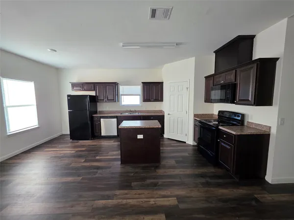 $1,875 | 6119 Lacey Oak Drive, Hitchcock, TX 77563