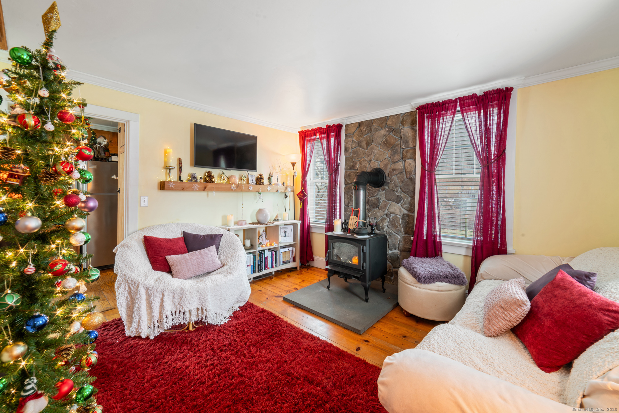 10 Hazel Plain Road Woodbury, CT 06798 - Photo 6 of 38 First Floor - Living Room