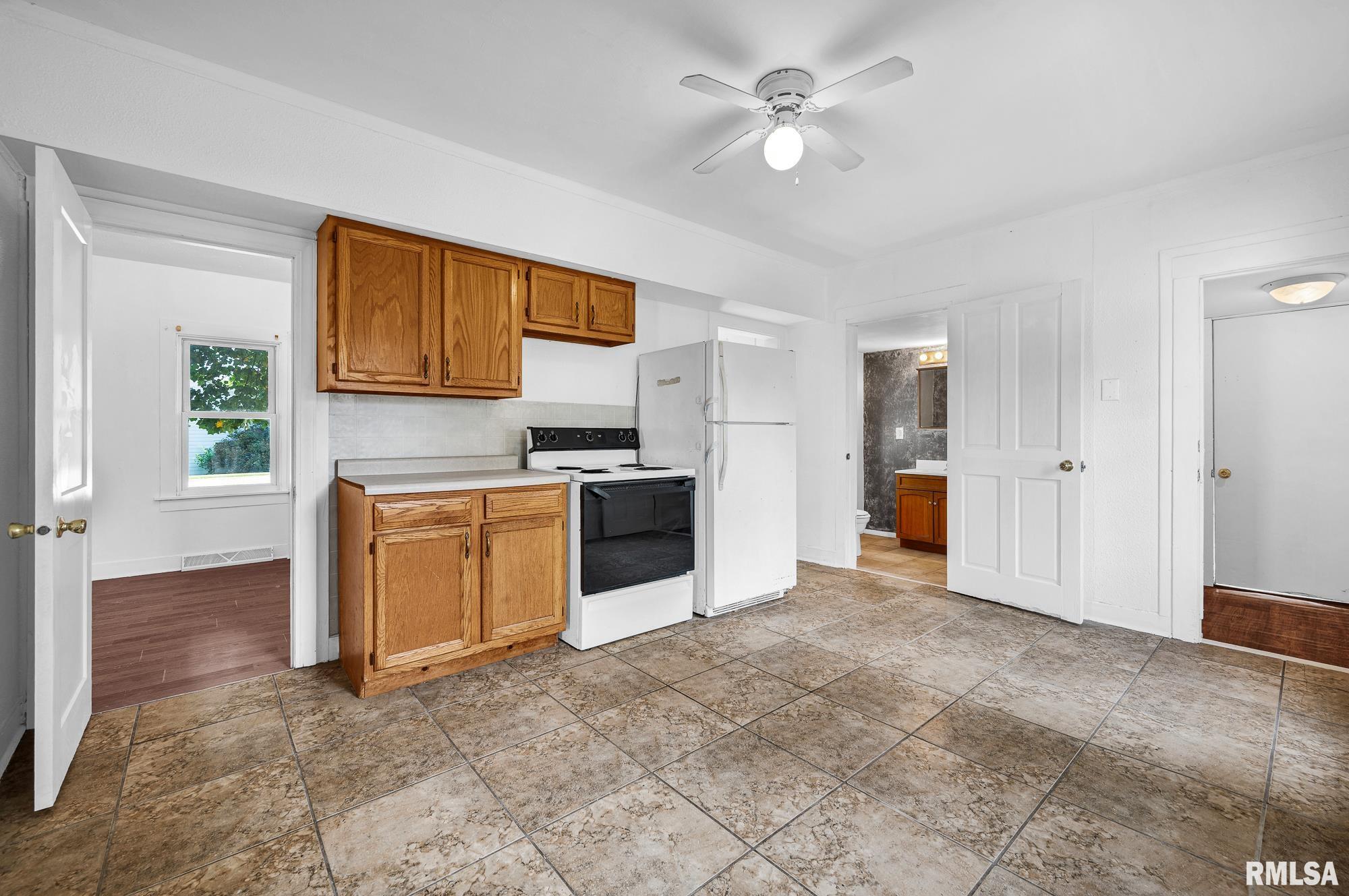 208 Fayette Street Pekin, IL 61554 - Photo 4 of 15