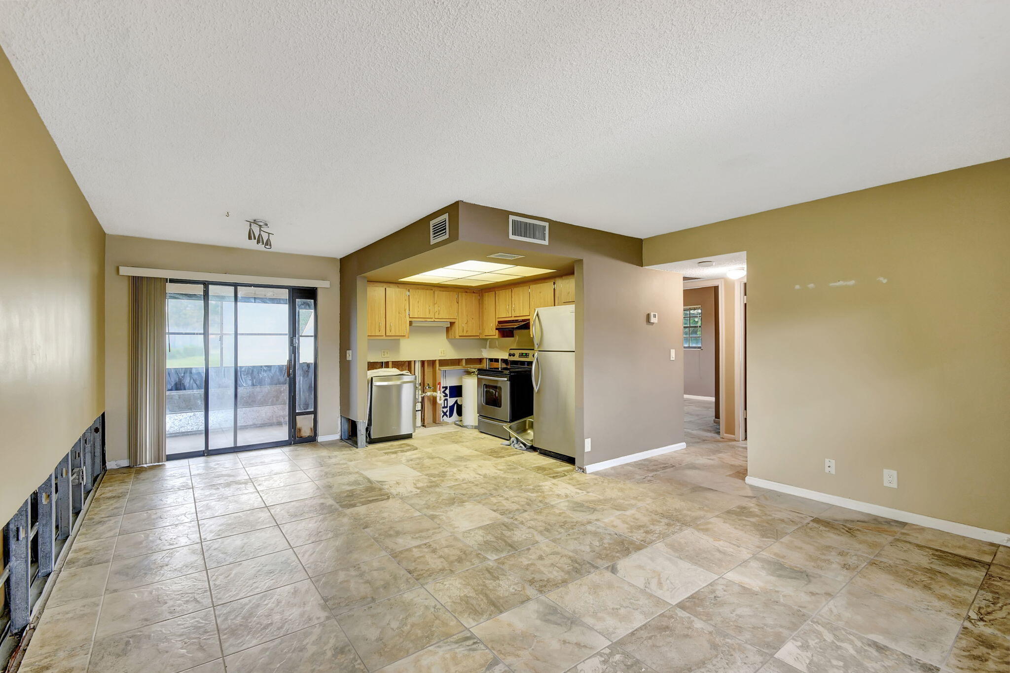 4489 Oak Terrace Drive Greenacres, FL 33463 - Photo 5 of 33 Living room, kitchen, patio