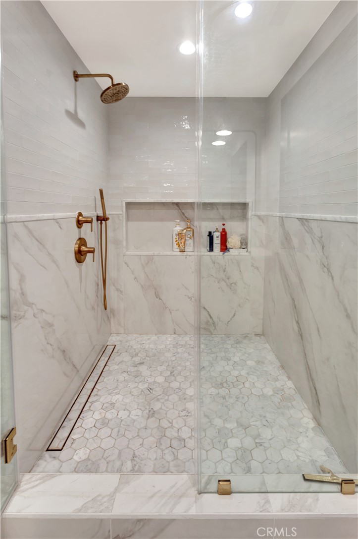 418 East 16th Street Costa Mesa, CA 92627 - Photo 21 of 28 a view of a hallway