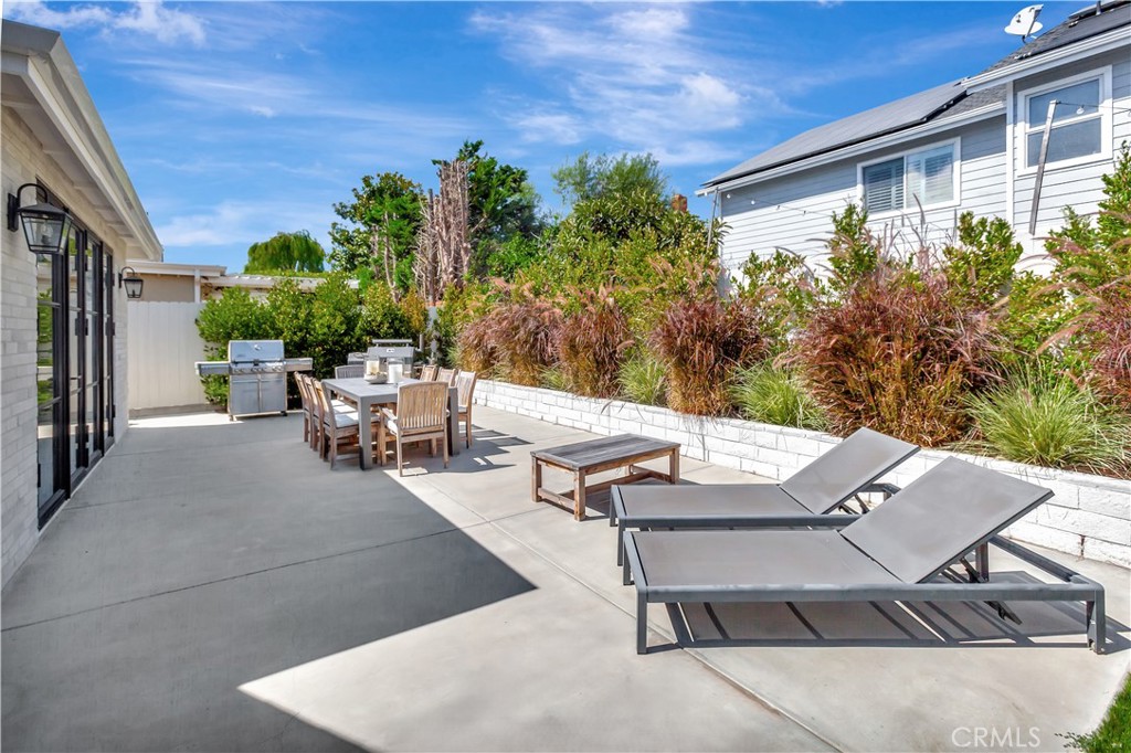 418 East 16th Street Costa Mesa, CA 92627 - Photo 28 of 28 a view of a patio with table and chairs and potted plants