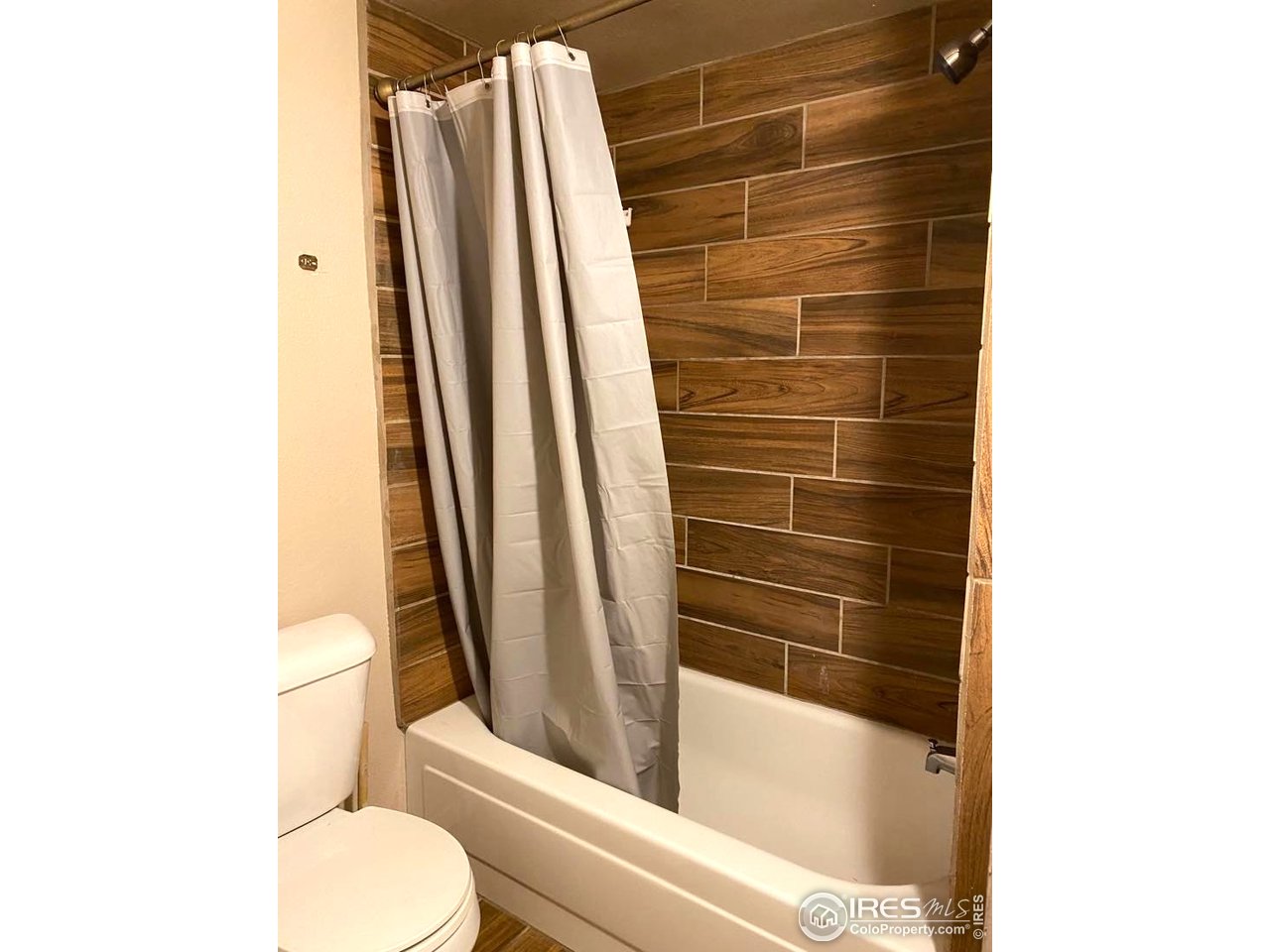 401 North Timberline Road, Unit 293 Fort Collins, CO 80524 - Photo 12 of 16 Guest bathroom