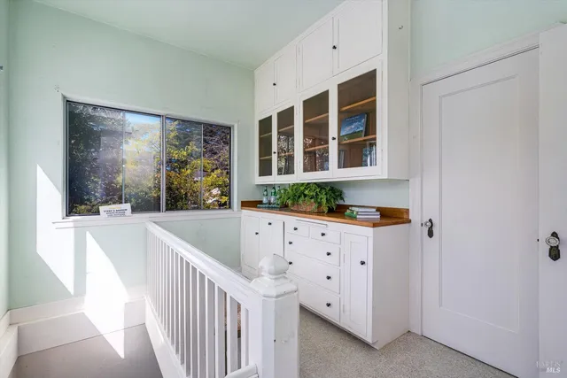 a view of entryway and kitchen