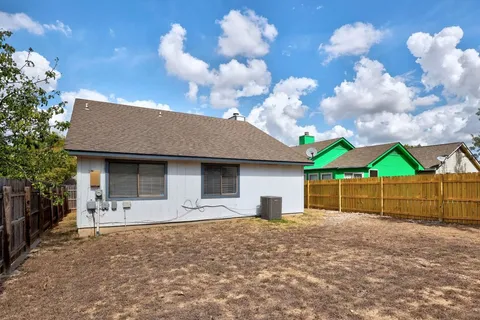 a view of a backyard