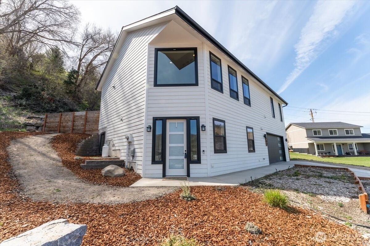 103 Hassan Street Cashmere, WA 98815 - Photo 2 of 34