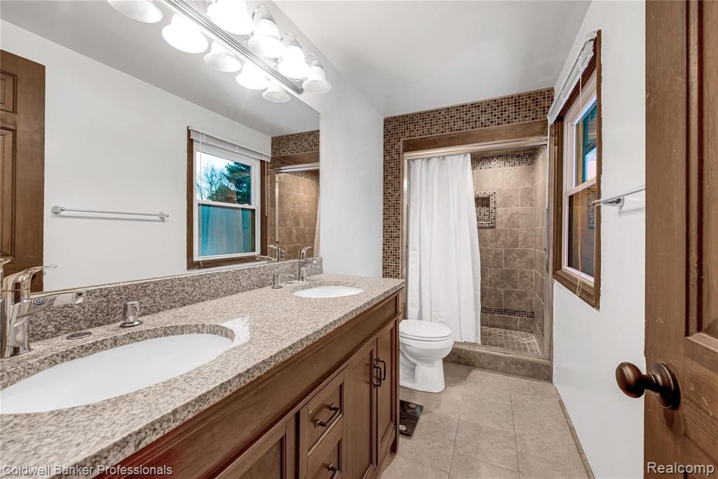 433 Lake Forest Road Rochester Hills, MI 48309 - Photo 25 of 38