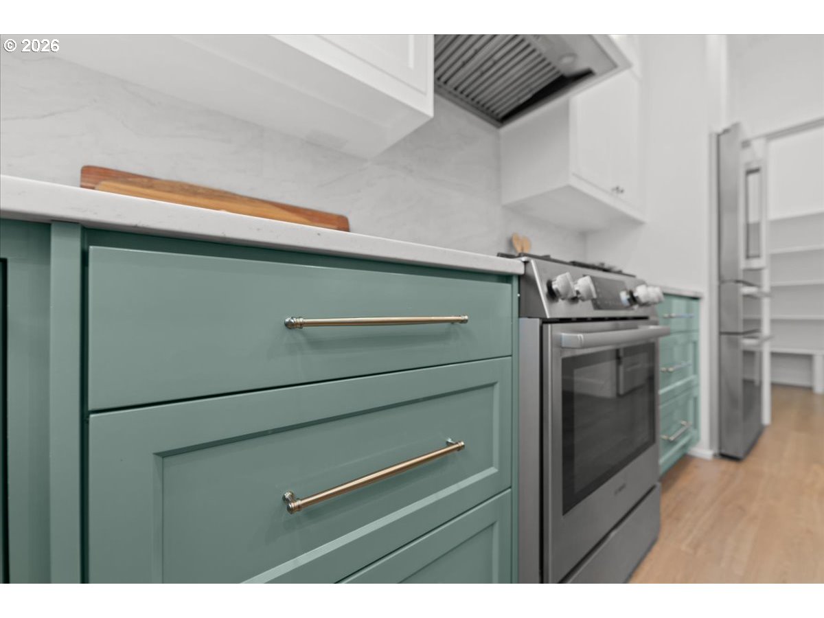 11595 Southwest Butte Lane Beaverton, OR 97008 - Photo 18 of 48 a kitchen with a stove and a microwave