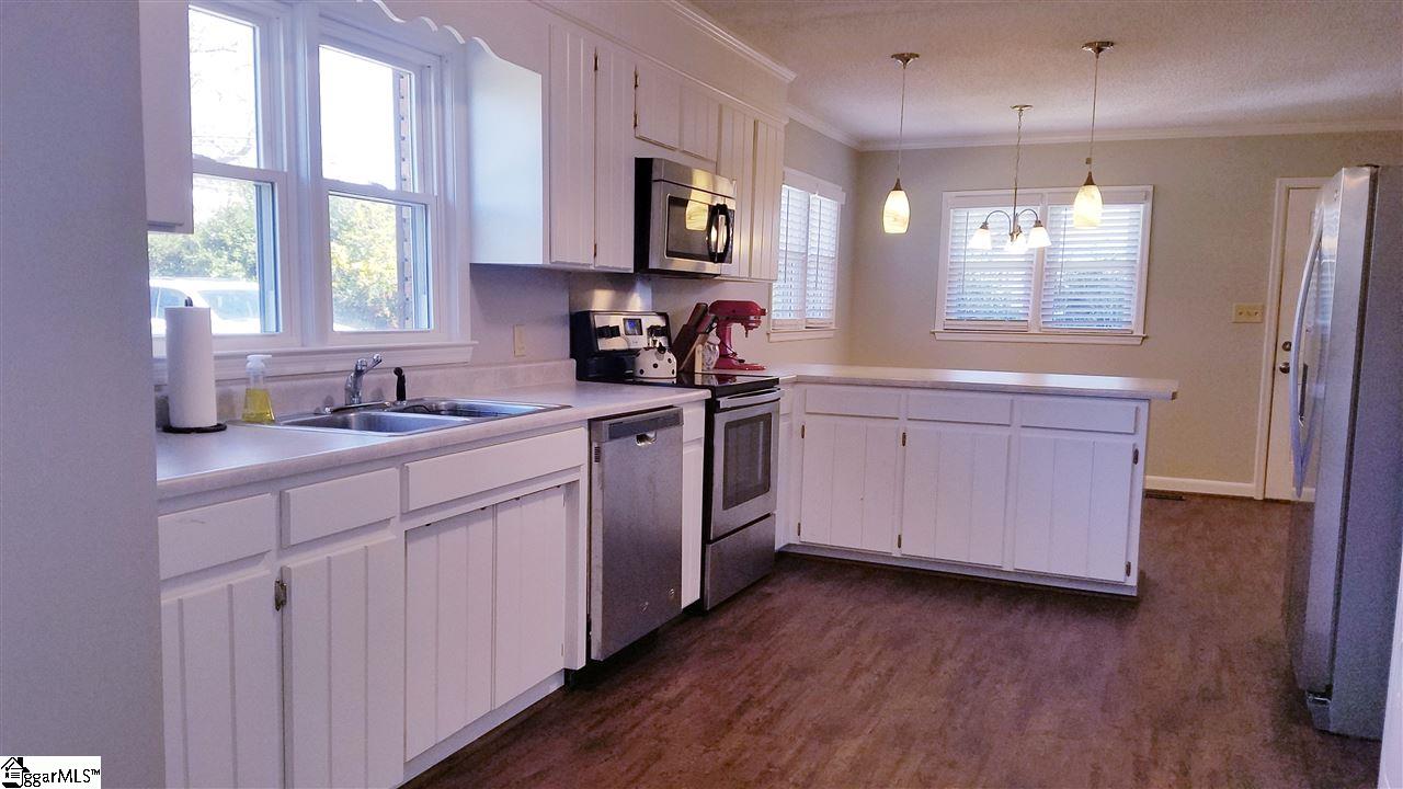 404 Syphrit Road Wellford, SC 29385 - Photo 4 of 22 Gallery Image 4