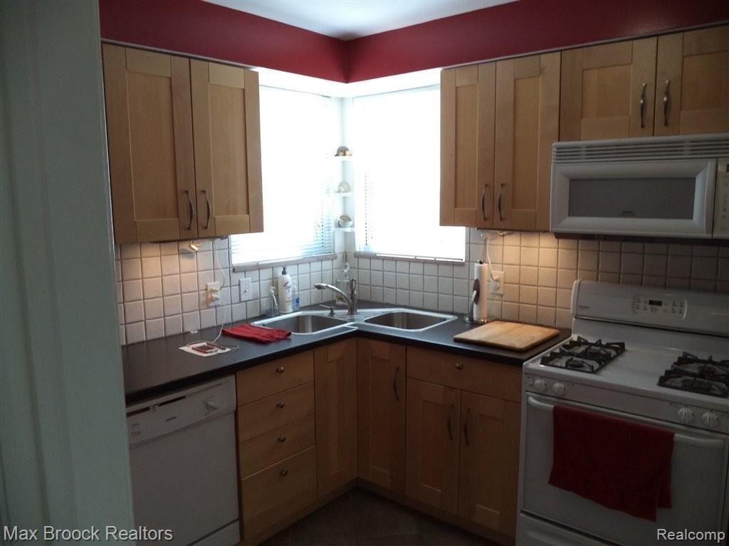 2087 Franklin Road Berkley, MI 48072 - Photo 8 of 15 Kitchen