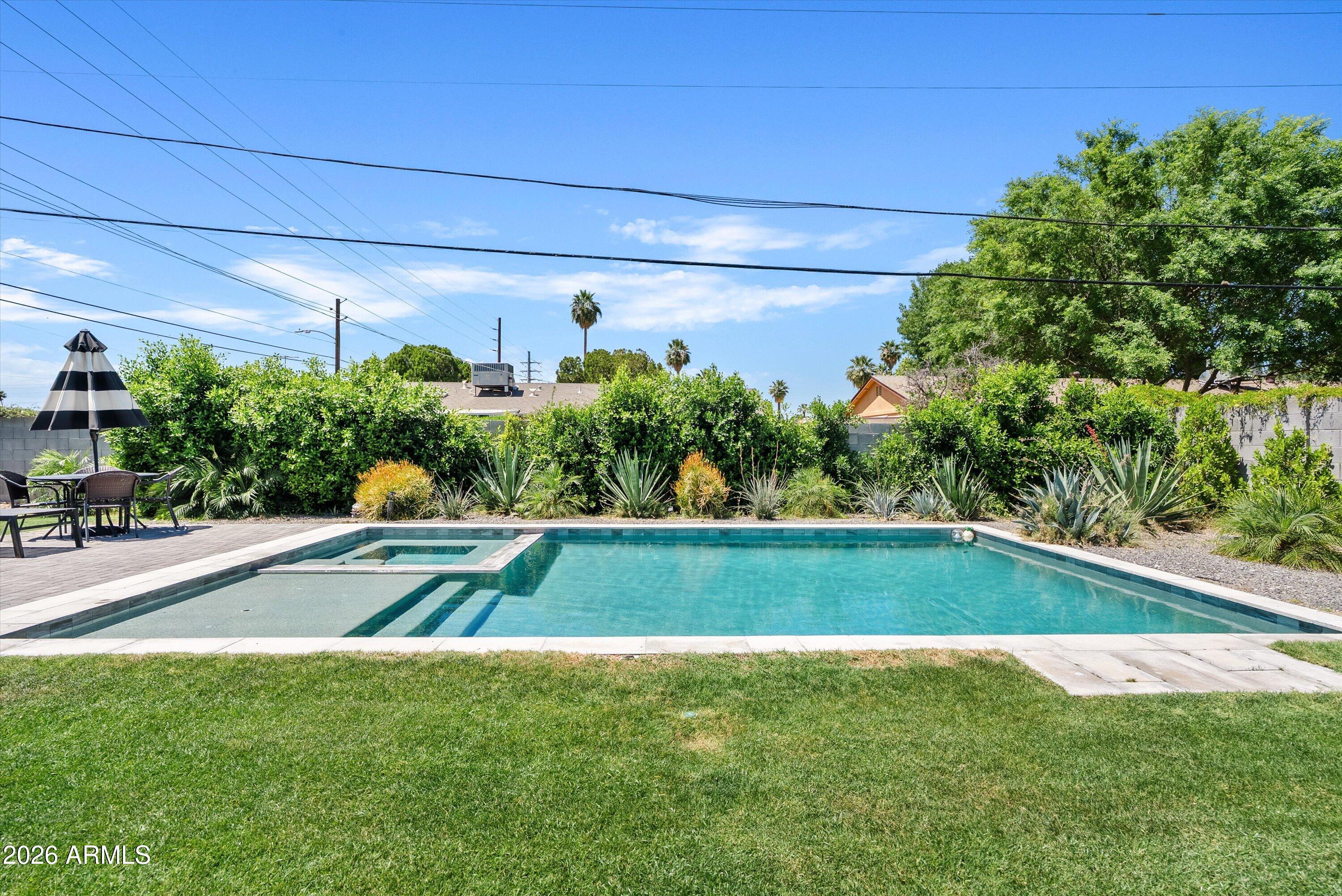 6706 North 12th Way Phoenix, AZ 85014 - Photo 33 of 39 a view of a outdoor space
