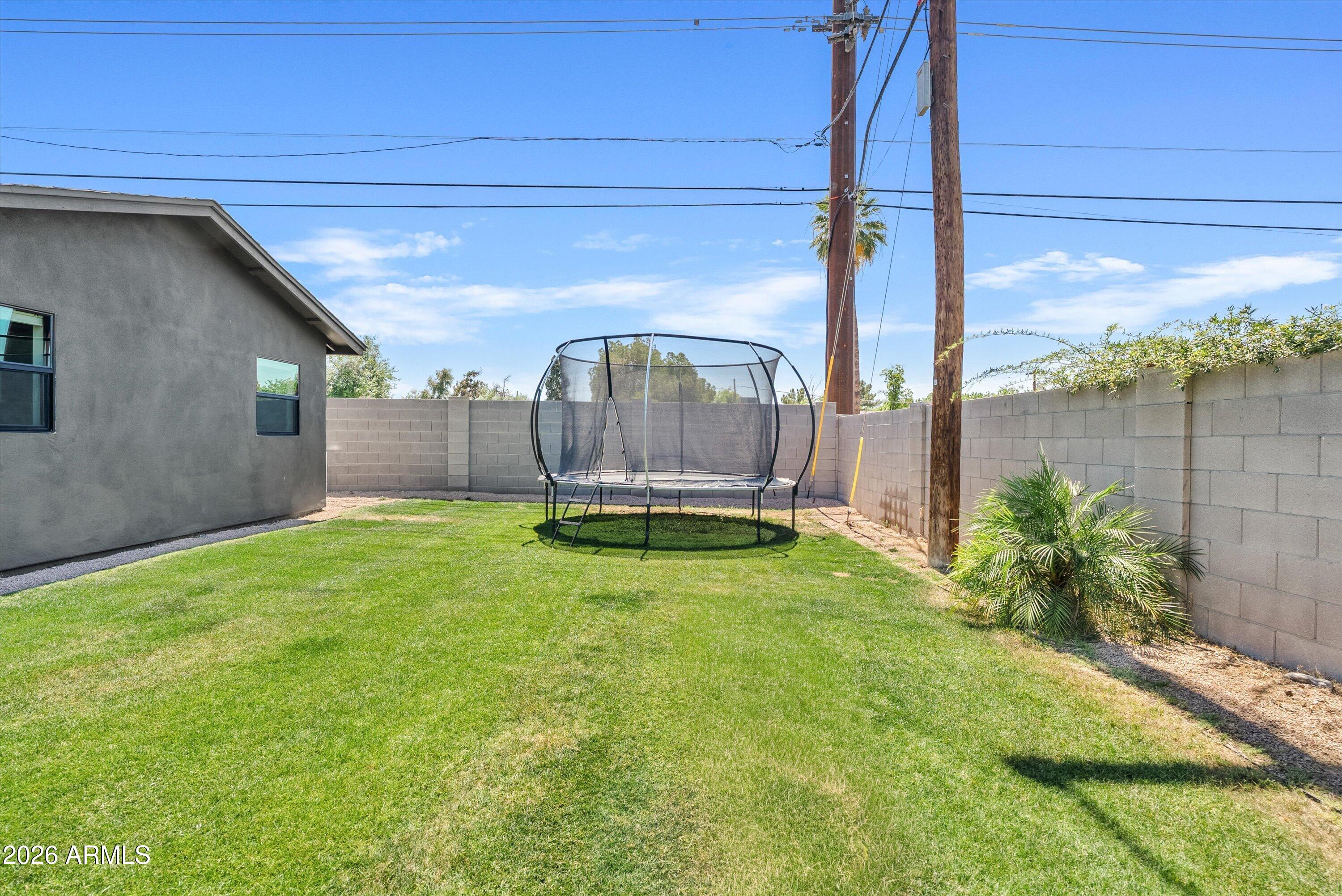 6706 North 12th Way Phoenix, AZ 85014 - Photo 37 of 39 a view of outdoor space yard and balcony