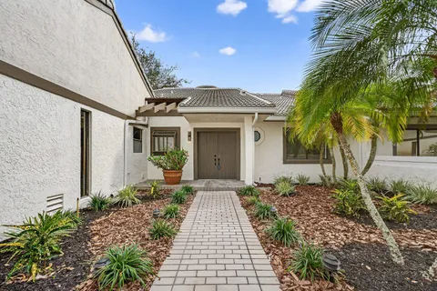 $749,900 | 6 Clubhouse Lane, Boynton Beach, FL 33436