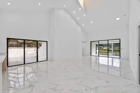 $749,900 | 6 Clubhouse Lane, Boynton Beach, FL 33436