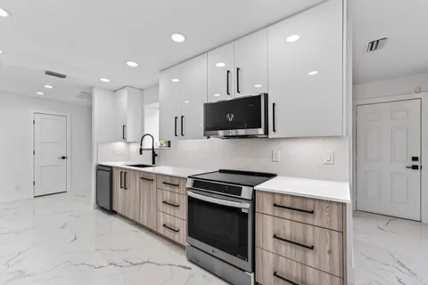 $749,900 | 6 Clubhouse Lane, Boynton Beach, FL 33436