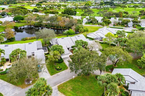 $749,900 | 6 Clubhouse Lane, Boynton Beach, FL 33436
