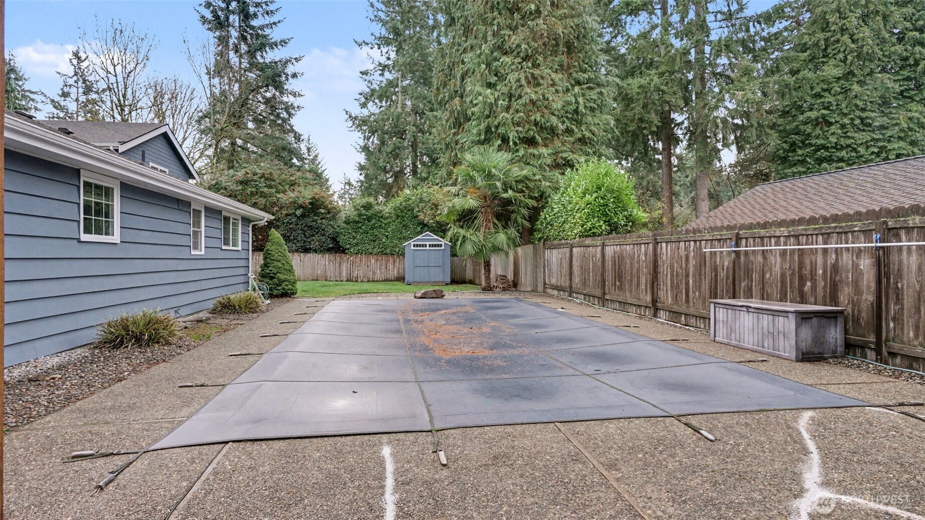 6201 Island Crest Way Mercer Island, WA 98040 - Photo 34 of 40 a backyard of a house