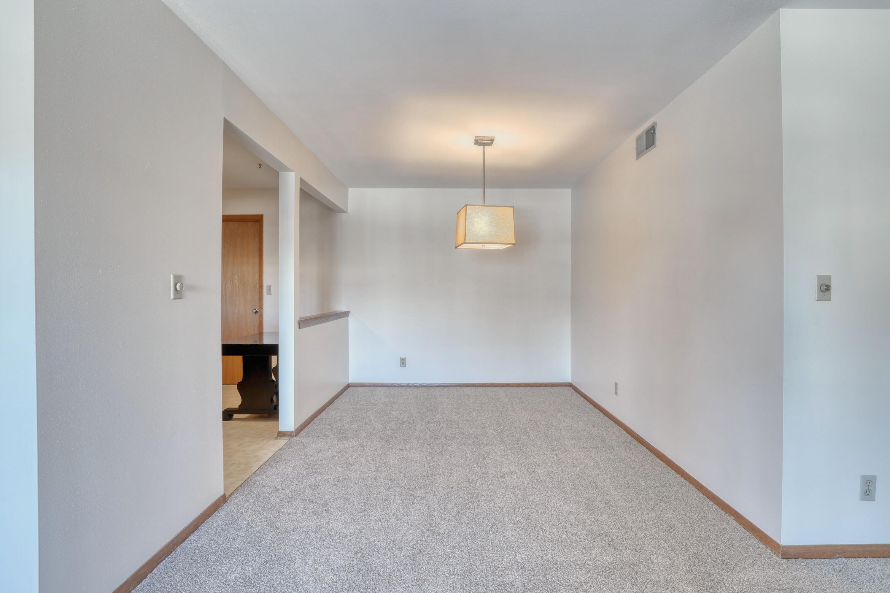 W176N9734 Riversbend Circle East Germantown, WI 53022 - Photo 15 of 27 Dinning room