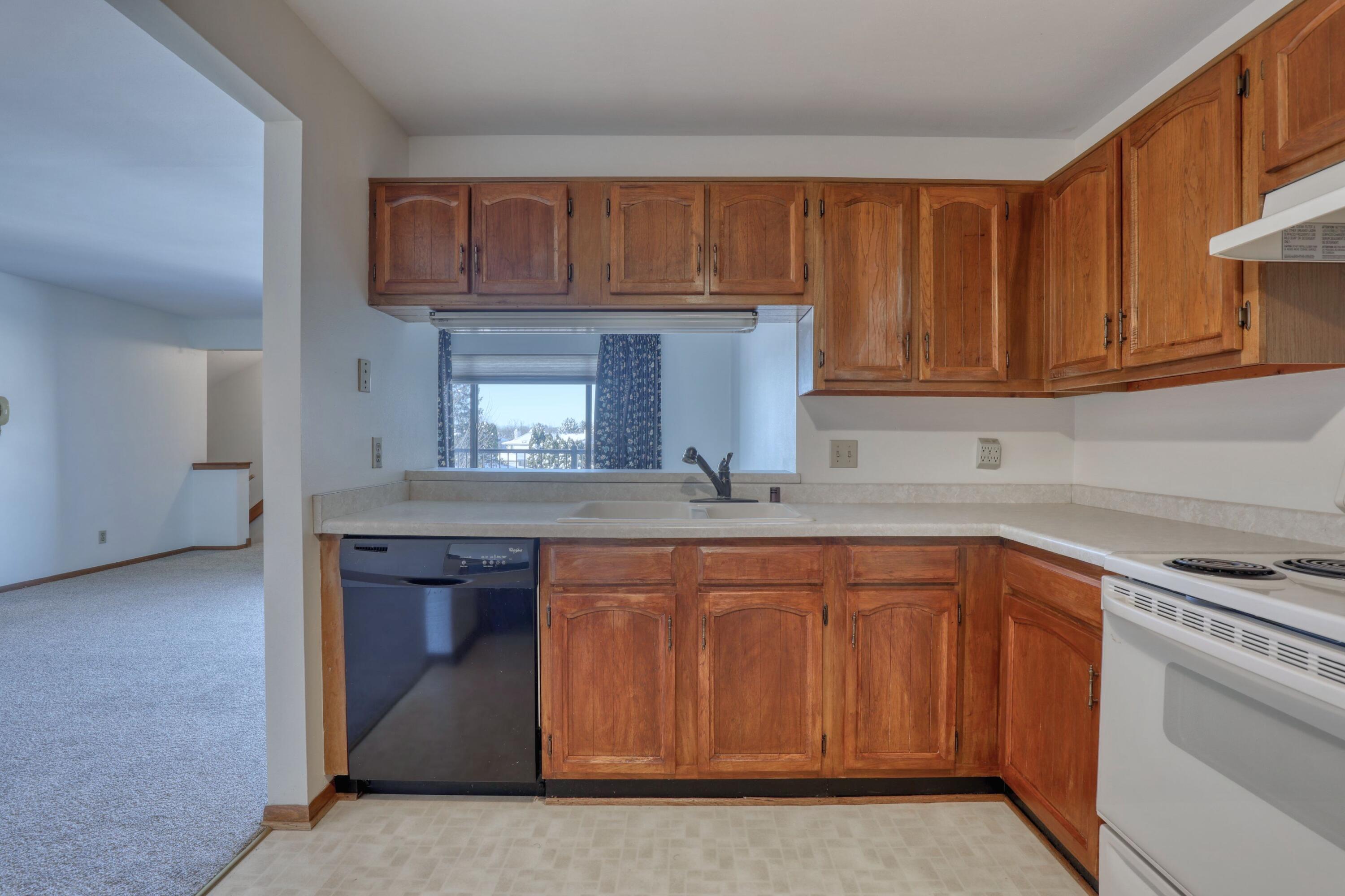 W176N9734 Riversbend Circle East Germantown, WI 53022 - Photo 4 of 27 KN Appliances included