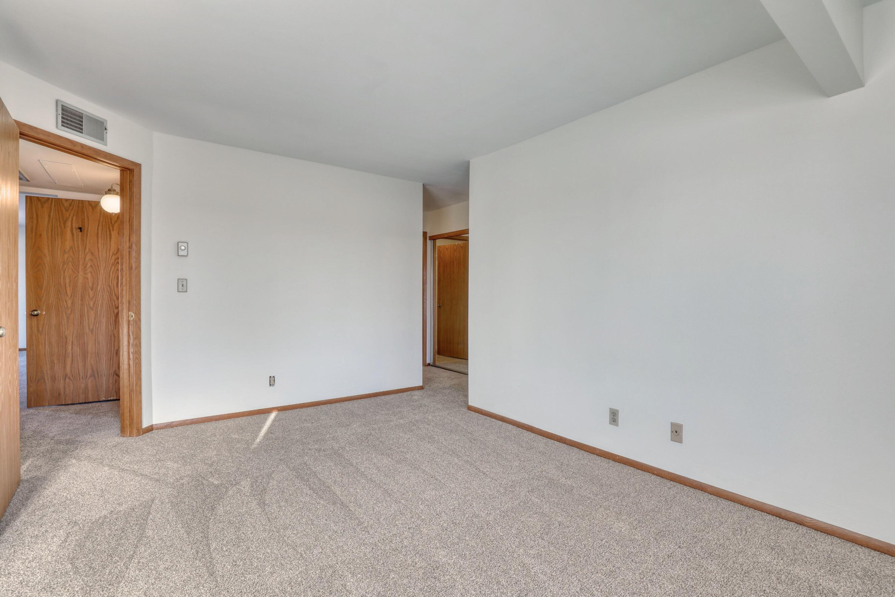 W176N9734 Riversbend Circle East Germantown, WI 53022 - Photo 8 of 27 Primary suite