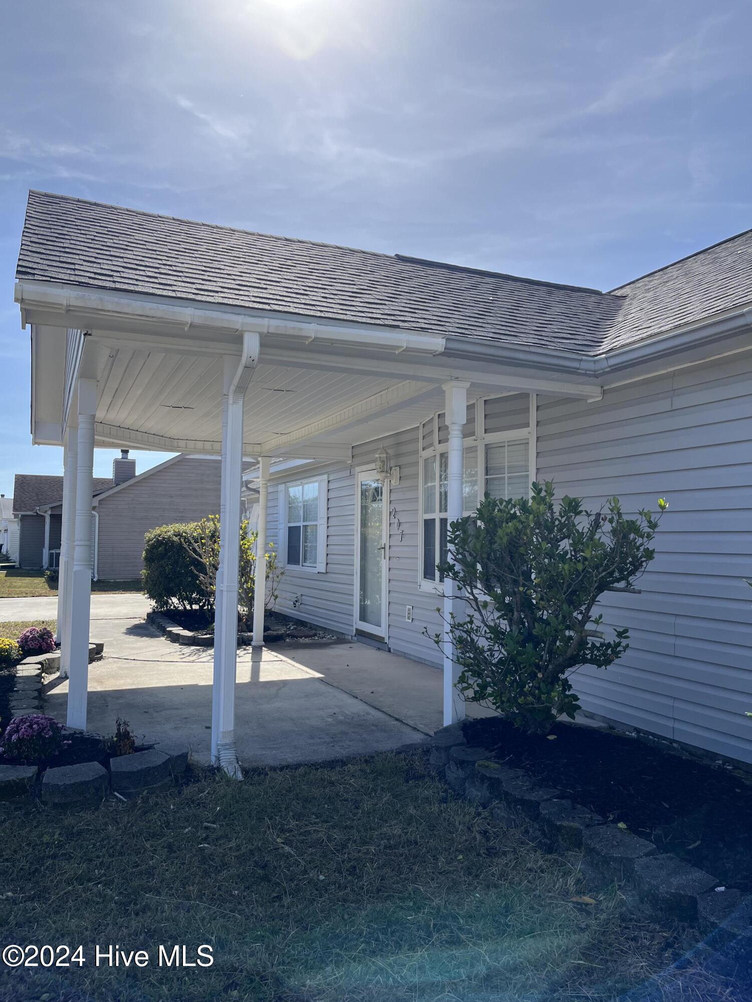 207 Inman Court Hubert, NC 28539 - Photo 2 of 17 Front Right