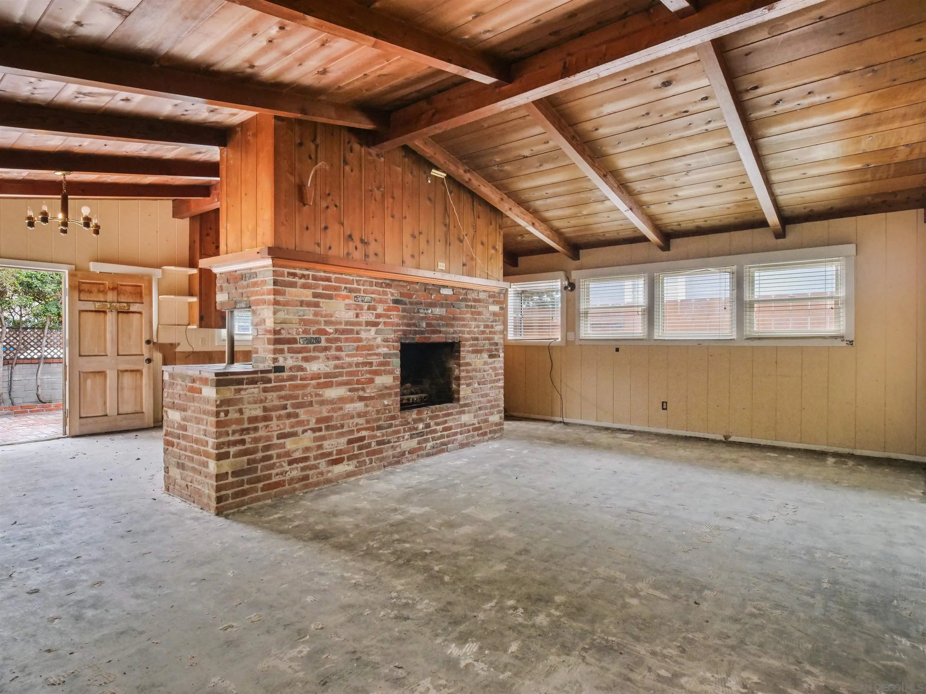 818-820 San Luis Rey Place San Diego, CA 92109 - Photo 12 of 40 a view of an empty room