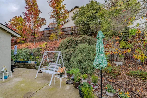 a view of a chairs and table in a backyard