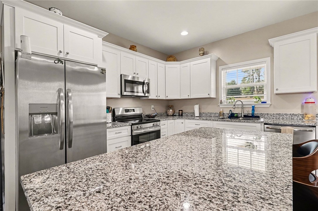 508 Rice Park Drive Anderson, SC 29621 - Photo 6 of 25 This kitchen showcases ample cabinet space, modern appliances, and a beautiful granite island.