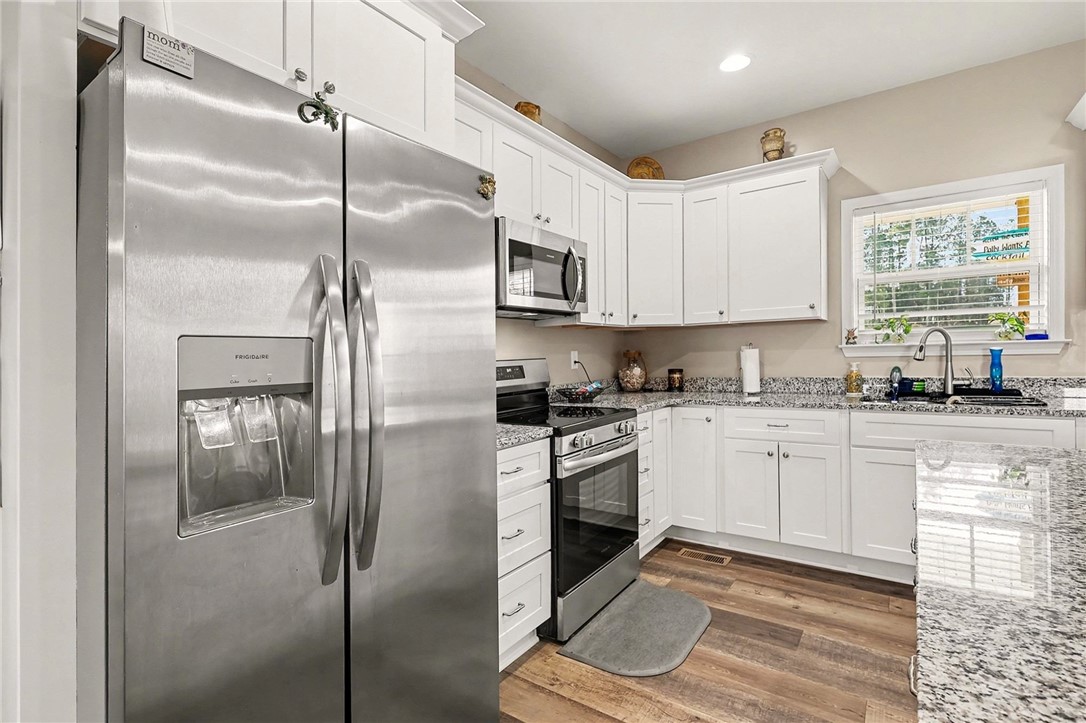 508 Rice Park Drive Anderson, SC 29621 - Photo 7 of 25 This modern kitchen features elegant granite countertops, contemporary appliances, and sleek flooring.