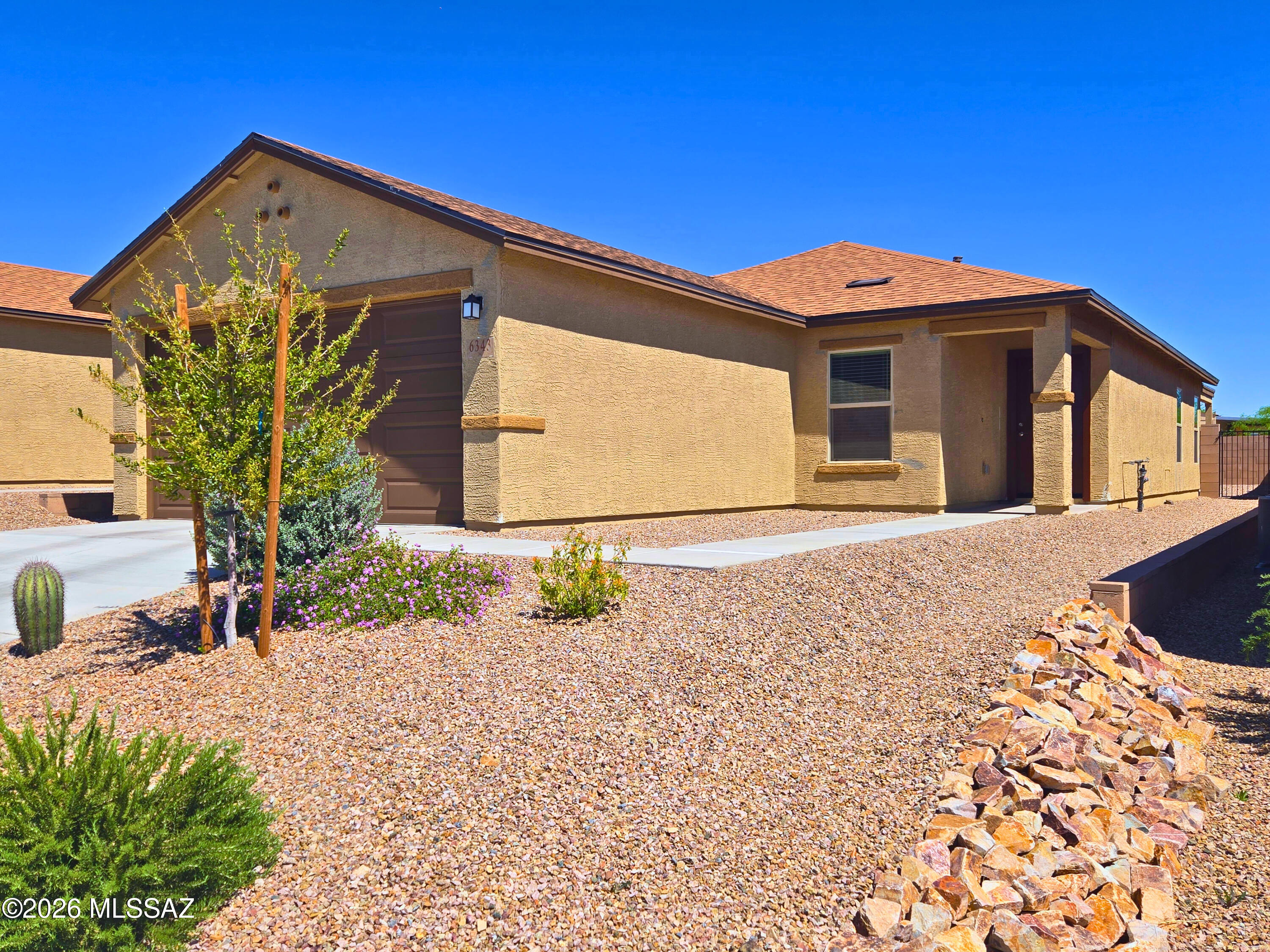 6343 South Rigby Way Tucson, AZ 85746 - Photo 24 of 29 a front view of a house with a yard