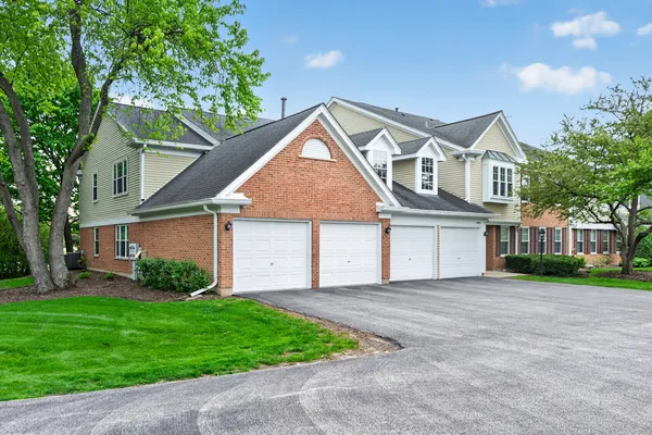 $389,900 | 802 Butternut Lane, Unit C, Mount Prospect, IL 60056