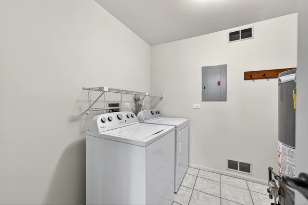 $389,900 | 802 Butternut Lane, Unit C, Mount Prospect, IL 60056