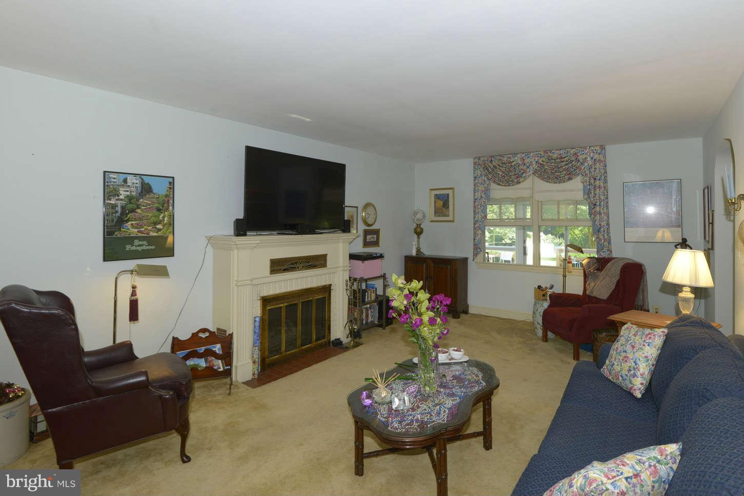 7906 Brooklyn Bridge Road Laurel, MD 20707 - Photo 2 of 30 Living Room