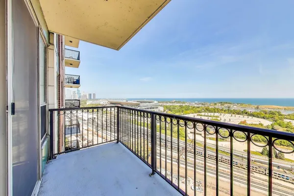 $498,000 | 1717 South Prairie Avenue, Unit 1910, Chicago, IL 60616