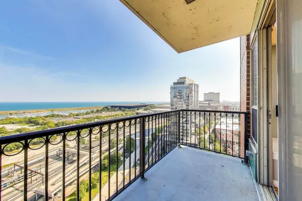 $498,000 | 1717 South Prairie Avenue, Unit 1910, Chicago, IL 60616