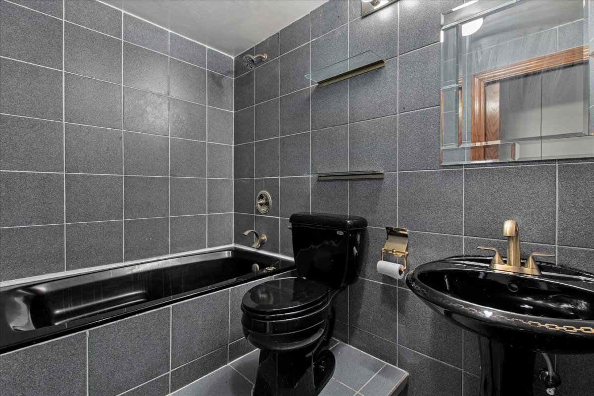 110 East Delaware Place, Unit 1301 Chicago, IL 60611 - Photo 13 of 23