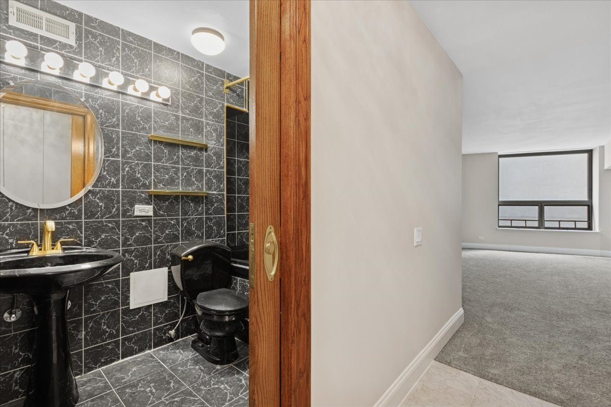 110 East Delaware Place, Unit 1301 Chicago, IL 60611 - Photo 18 of 23