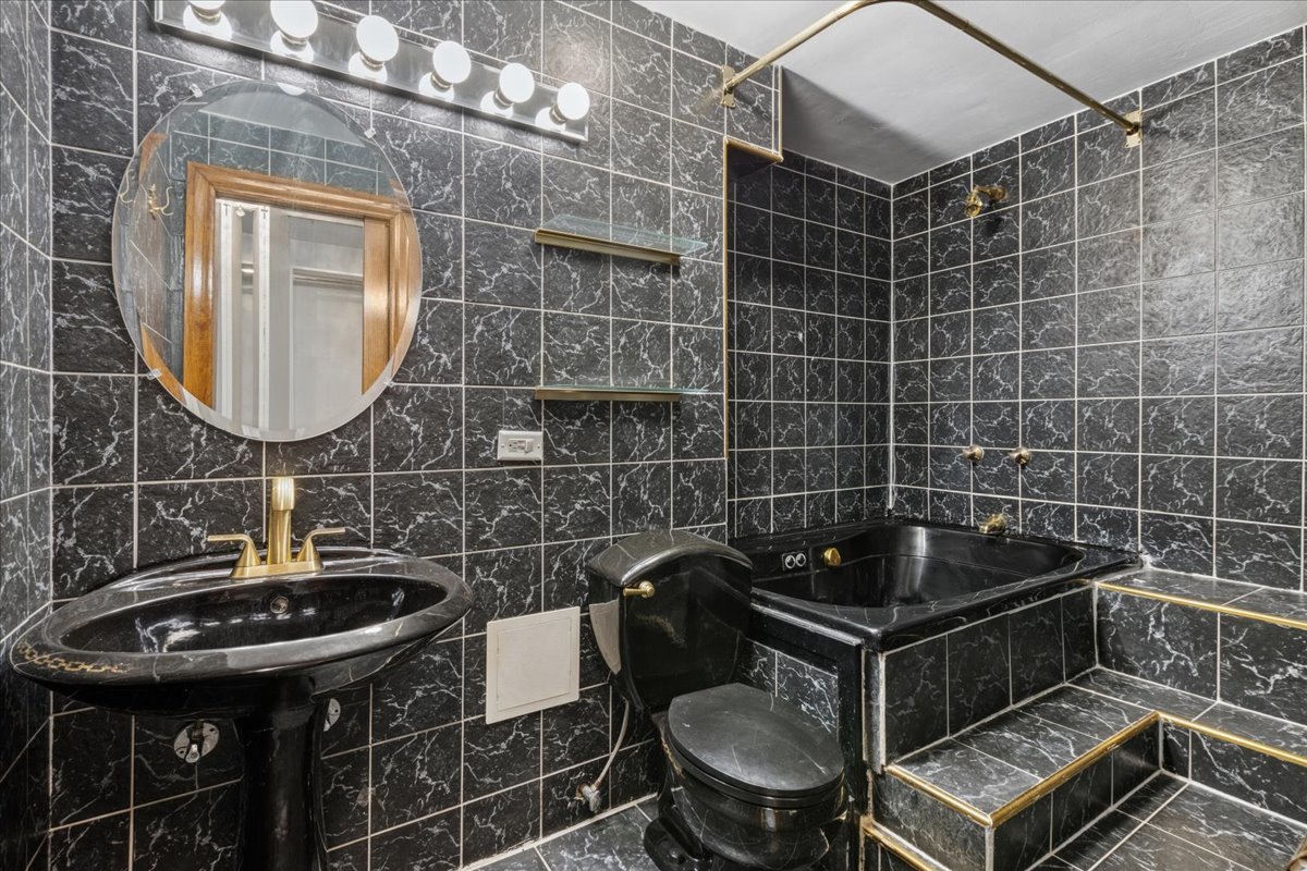 110 East Delaware Place, Unit 1301 Chicago, IL 60611 - Photo 19 of 23