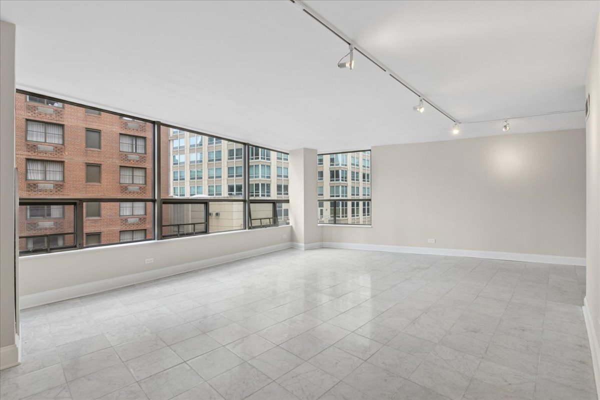 110 East Delaware Place, Unit 1301 Chicago, IL 60611 - Photo 4 of 23